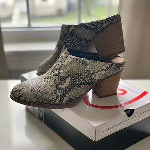 Blonde Norwich Natural Snake Mules Size 10